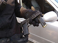Полиция обнаружила оружие в автомобиле, остановленном возле Умм эль-Фахма