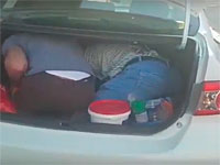 В багажнике автомобиля жителя Исауии пограничники обнаружили нелегалов