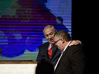 Биньямин Нетаниягу и Давид Битан на  мероприятии в поддержку премьер-министра. 9 августа 2017 года