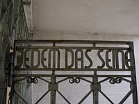 Надпись Jedem das Seine ("Каждому свое"), которой встречал узников лагерь смерти Бухенвальд 