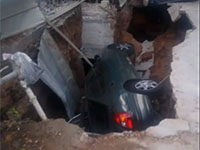 В центре Тель-Авива под землю провалился автомобиль   