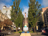 "Шоколадная свобода" на постаменте памятника Ленину в Киеве: новая акция FEMEN