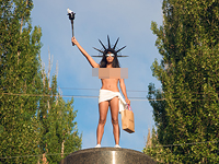 "Шоколадная свобода" на постаменте памятника Ленину в Киеве: новая акция FEMEN