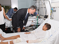 Король Испании Филипп VI навещает в больнице пострадавших в результате теракта в Барселоне. 19 августа 2017 года