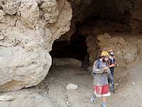 Отряд волонтеров спас пятерых туристов в одной из пещер горы Сдом