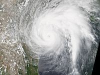 Ураган "Харви" достиг побережья Техаса, поступают сообщения о причиненном ущербе