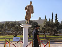 У здания Верховного суда появилась "золотая" статуя Мирьям Наор