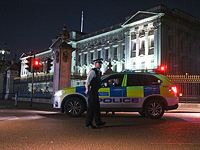 Полиция около Букингемского дворца в Лондоне после террористического нападения. 25 августа 2017 года