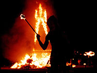 На фестивале Burning Man в Неваде один человек вбежал в пламя и умер от ожогов