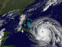 Ураган "Ирма" приближается к Флориде, категория опасности снижена до 4-й