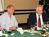 Артур Финкельштейн (слева) с Биньямином Нетаниягу. 10 марта 1999 года