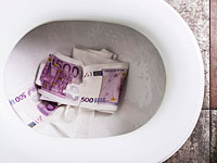 Прокуратура Женевы расследует серию засорений общественных туалетов купюрами в 500 евро  