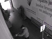 Видеокамера засняла Мехди Неммуша 24 мая 2014 года у входа в Еврейский музей  