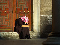 В ОАЭ мужчина облил жену и любовника кислотой, женщина умерла    