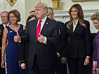 Дональд Трамп перед ужином с руководством министерства обороны США, высшими офицерами армии США и их женами. Вашингтон, 5 октября 2017 года
