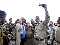Авигдор Либерман встретился с военнослужащими, посетившими сукку, которая установлена на территории комплекса "Кирия"