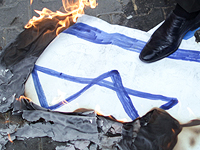 Сожжение изображения израильского флага (иллюстрация)