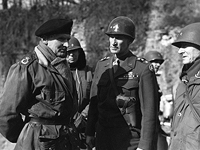 Генерал Бернард Монтгомери (слева)