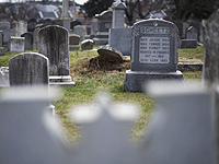 За сведения о вандалах, осквернивших еврейское кладбище, заплатят 10 тысяч долларов