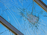 На туристической улице Тель-Авива оконное стекло рухнуло на парковку возле дома
