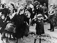Евреи из Варшавского гетто сдаются немецким солдатам после восстания в Варшавском гетто в апреле-мае 1943 года  