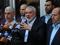 Председатель политбюро ХАМАСа Исмаил Ханийя (в центре)