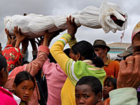 На Мадагаскаре запретили танцевать с мертвецами    