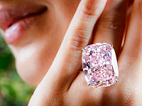 На Sotheby's не смогли продать один из крупнейших в мире розовых бриллиантов