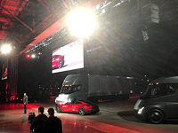 Илон Маск представил электрогрузовики Tesla Semi