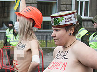 Активистки FEMEN в годовщину "Евромайдана" провели голую акцию около резиденции Порошенко