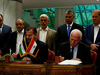 Глава делегации ХАМАС Салах аль-Арури и лидер ФАТХ Аззам аль-Ахмад на подписании мирного соглашения. Каир, 12 октября 2017 года