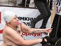 FEMEN провело оскорбительную акцию в Киеве, потребовав выдворить Порошенко и Саакашвили