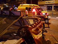 Мотоцикл врезался в автобусную остановку в Герцлии, водитель погиб