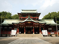 Японец зарубил мечом сестру и жену в токийском храме