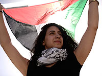 Группа арабских студентов митингует на входе в Тель-Авивский университет  