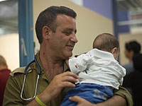 Израильский военный врач и пострадавший сирийский ребенок