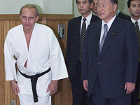 Дзюдоист Владимир Путин во время первого президентского визита в Японию в 2000 году