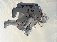 Умер астронавт Брюс Маккэндлесс, совершивший первый выход в космос без страховки