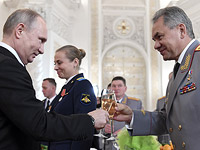 Владимир Путин и Сергей Шойгу. 28 декабря 2017 года
