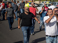 Работники мэрии Иерусалима митингуют возле правительственного комплекса "Кирьят а-Мемшала"  