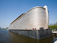 В порту голландского города сильными порывами ветра отнесло от берега Ноев ковчег  