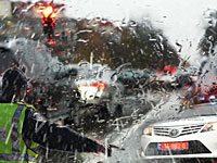 Дорожная полиция просит водителей подготовить машины к шторму и снизить скорость  