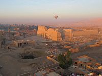 Воздушный шар над древним городом в окрестностях Луксора