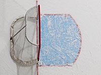 Российский хоккеист забил гол броском с центра площадки, порвав ловушку вратарю