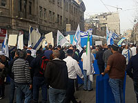 Работники "Тевы" митингуют у дома Переса