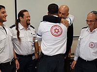 Израильтянин, выживший в теракте, встретился с оказавшими ему первую помощь парамедиками  