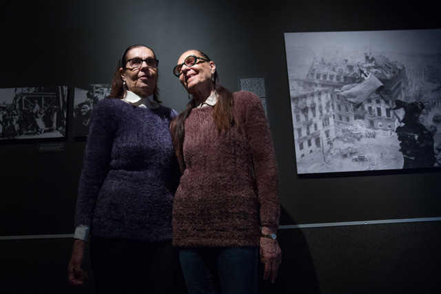Пережившие Холокост: близнецы Лиа Хубер и Юдит Барнеа (на выставке "Вспышки памяти")