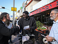Марзель и Бен-Ари в южном Тель-Авиве раздавали выходцам из Судана и Эритреи листовки с приглашением отужинать у израильтян