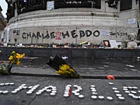 Мемориал жертвам терактов на Площади Республики в Париже   
