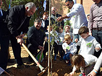 Либерман сообщил о создании "зеленого коридора" для фермеров, работающих на границе с Газой